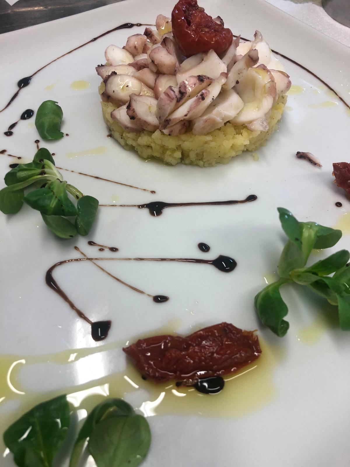 Carpaccio di totano su tortino di patata e pomodorini confit con riduzione di aceto balsamico