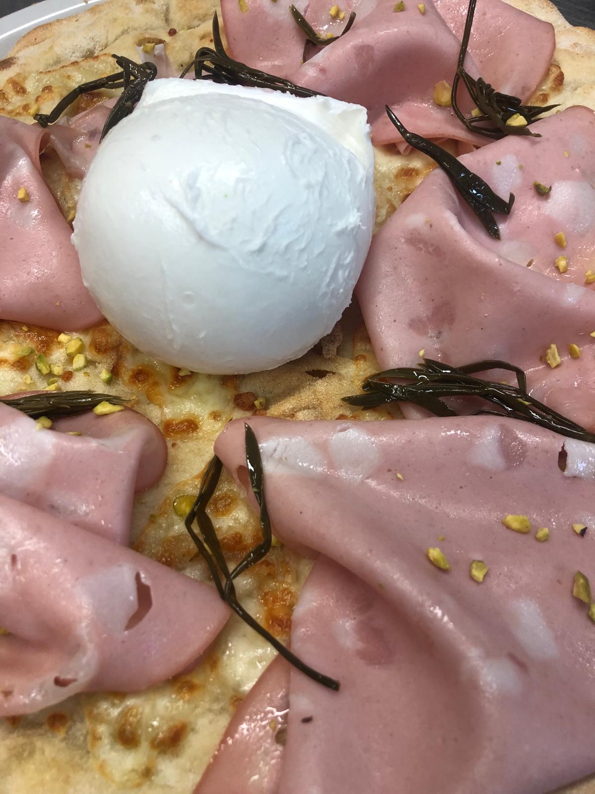 Pinsa mortadella e paccasassi