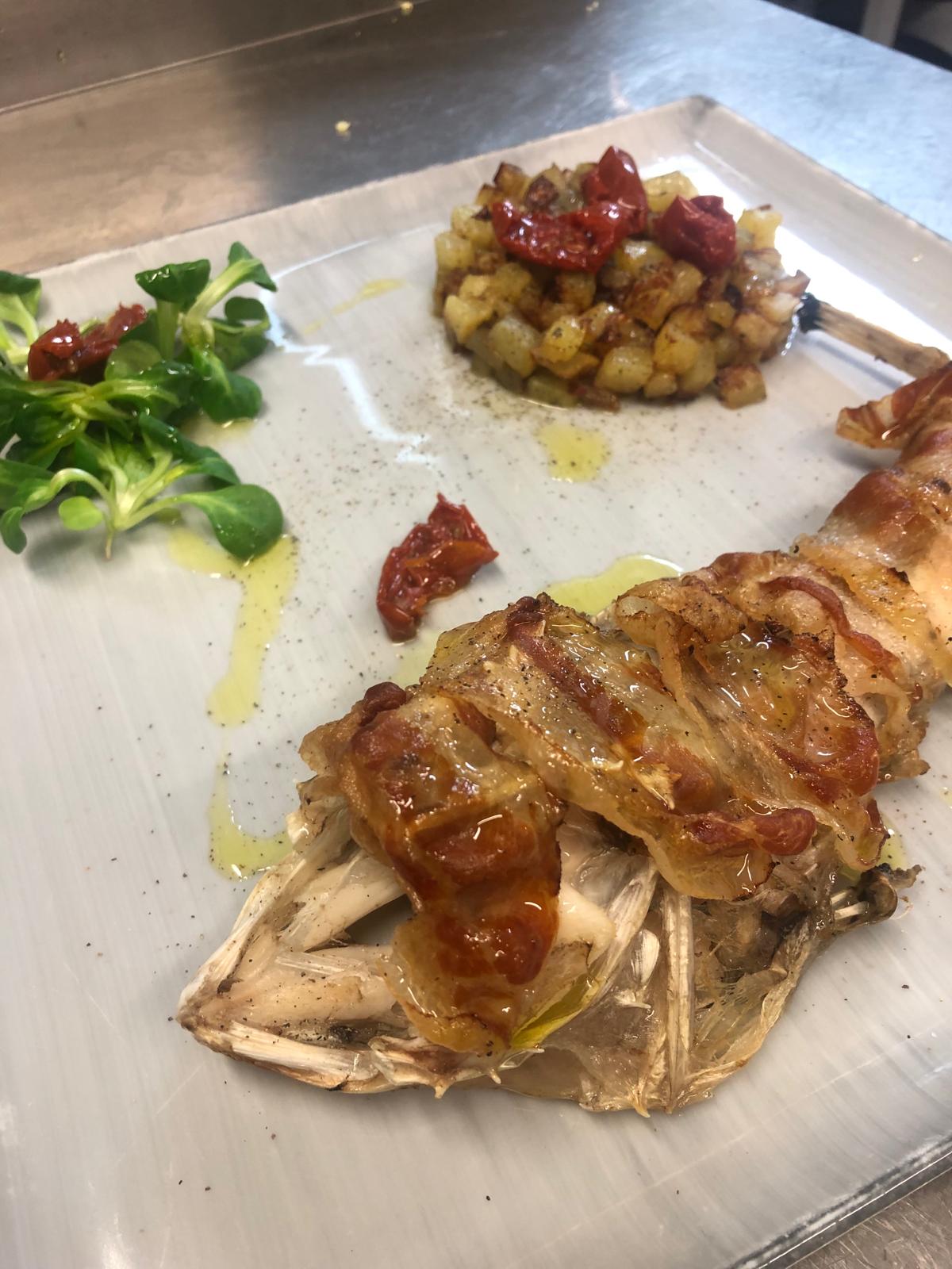 Rana pescatrice in crosta di guanciale e gramblé di patate al forno