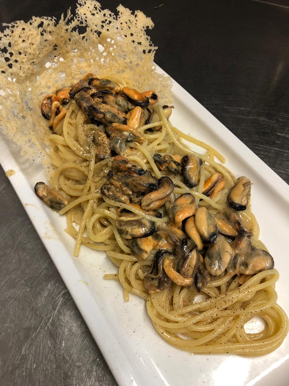 Spaghetti cacio pepe e moscioli