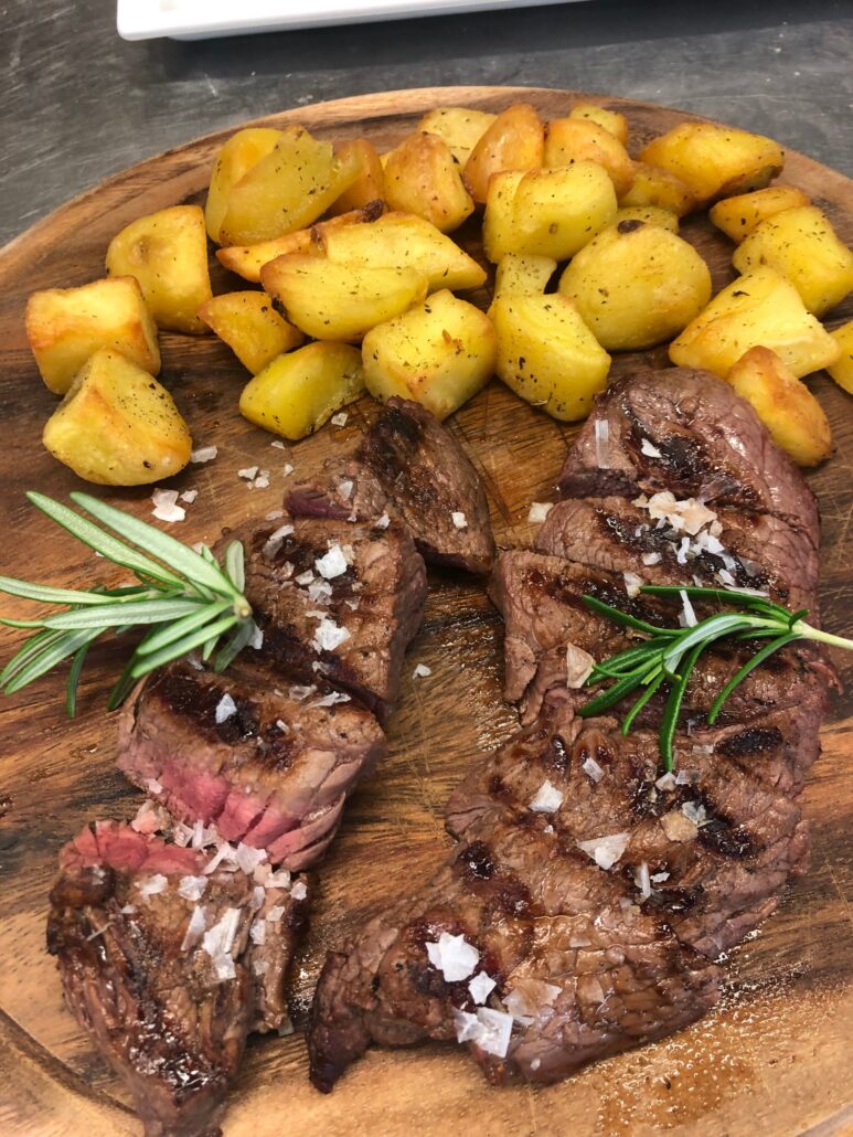 Tagliata di manzo con patate al forno – L'Ulivo del Conero
