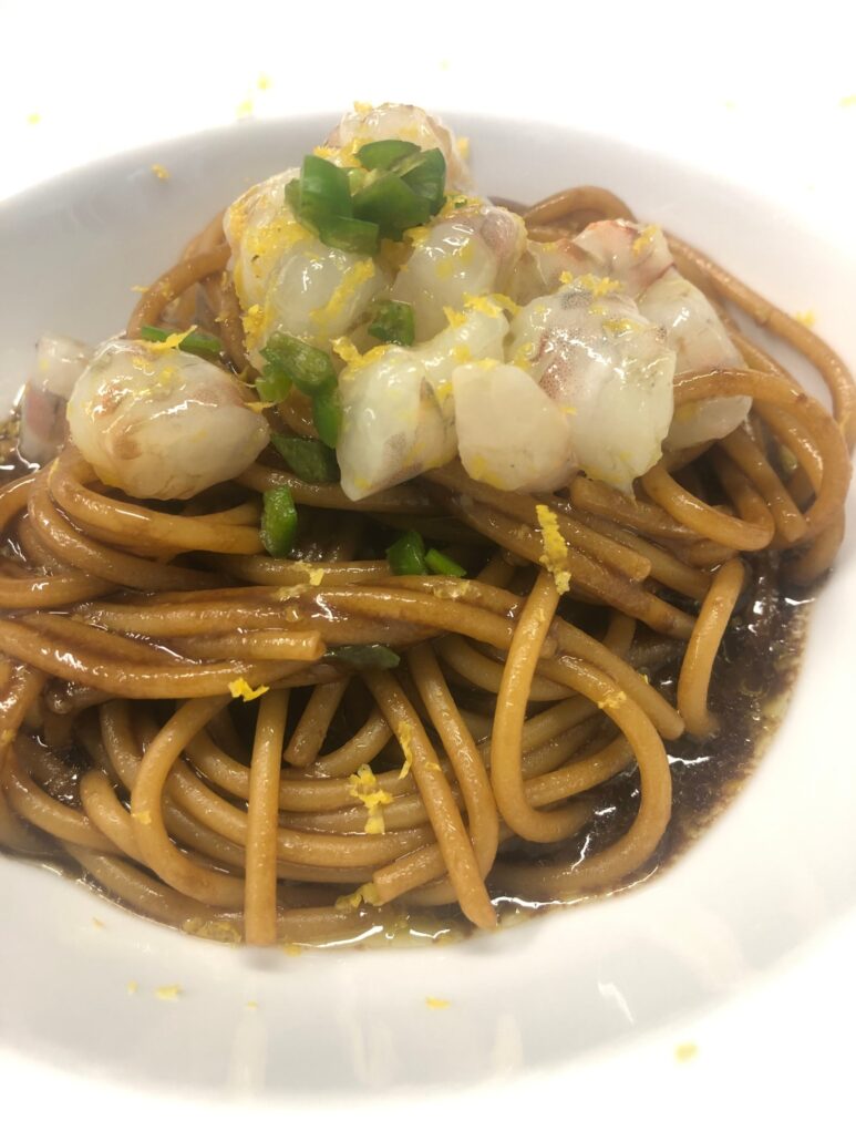 Spaghetti con gamberi crudi, jalapeño e scorza di limone – L'Ulivo del Conero