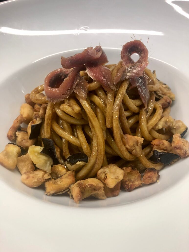 Spaghettoni con alici e melanzane croccanti – L'Ulivo del Conero