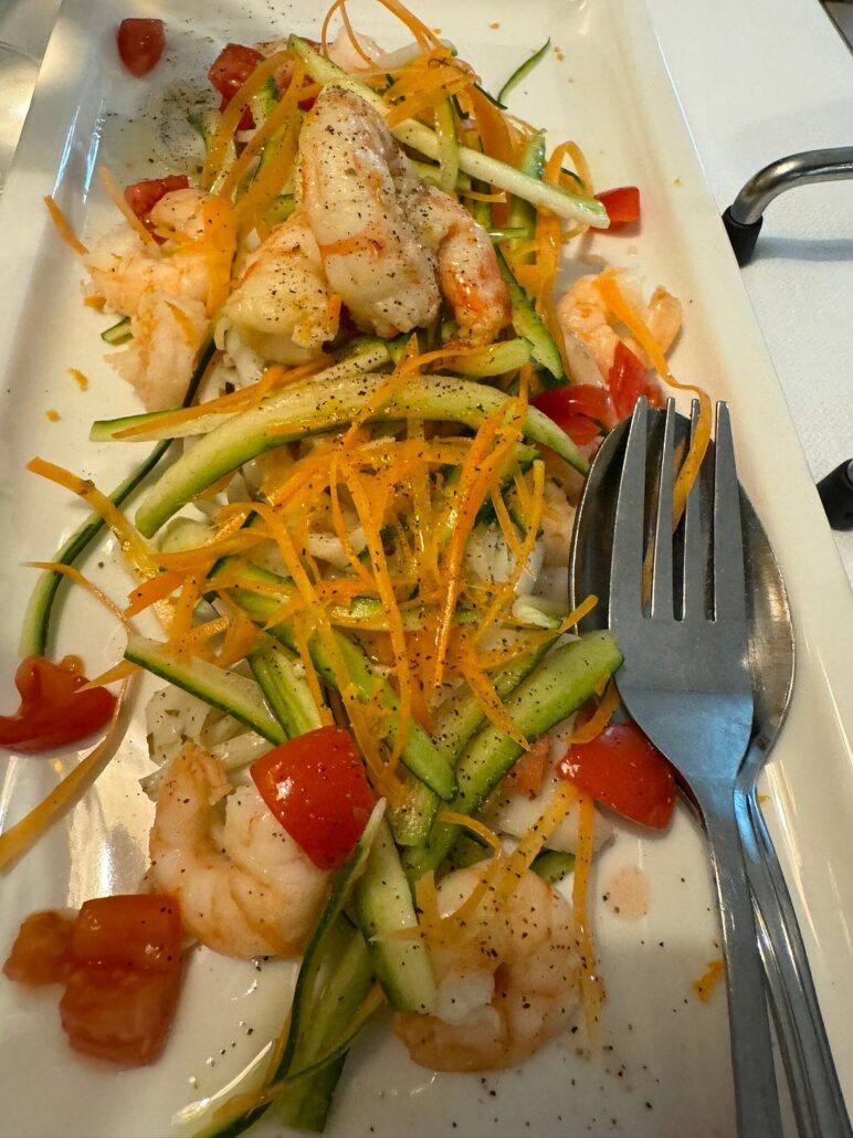Gamberi con julienne di zucchine, carote e pomodorini – L'Ulivo del Conero