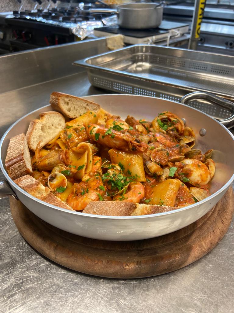 Gran padellata allo scoglio con pappardelle e crostini – L'Ulivo del Conero