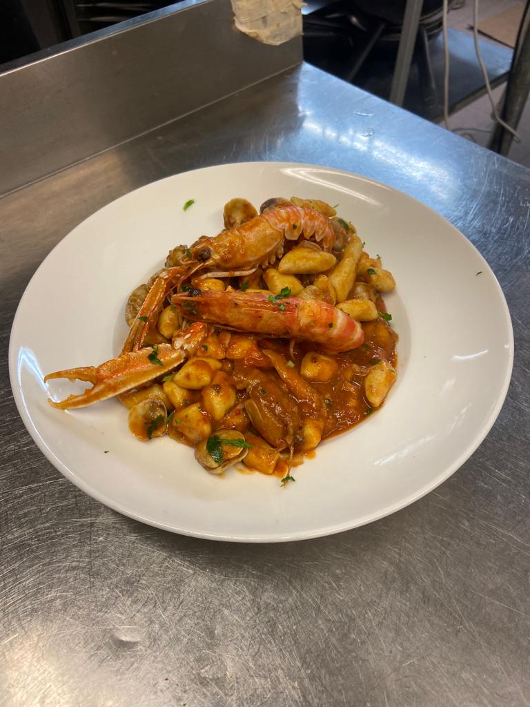 Gnocchi in salsa di datterini e scampi – L'Ulivo del Conero