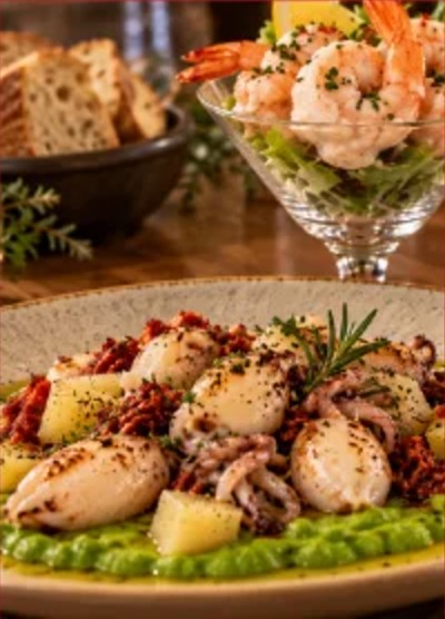Seppiolina in crema di piselli, cocktail di gamberi