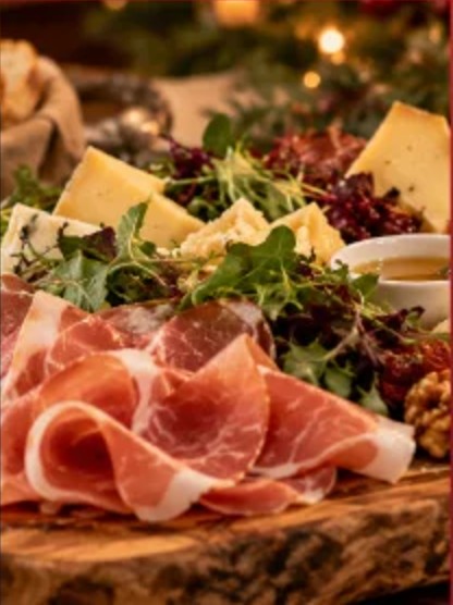 Tagliere salumi e formaggi con erbette di campo
